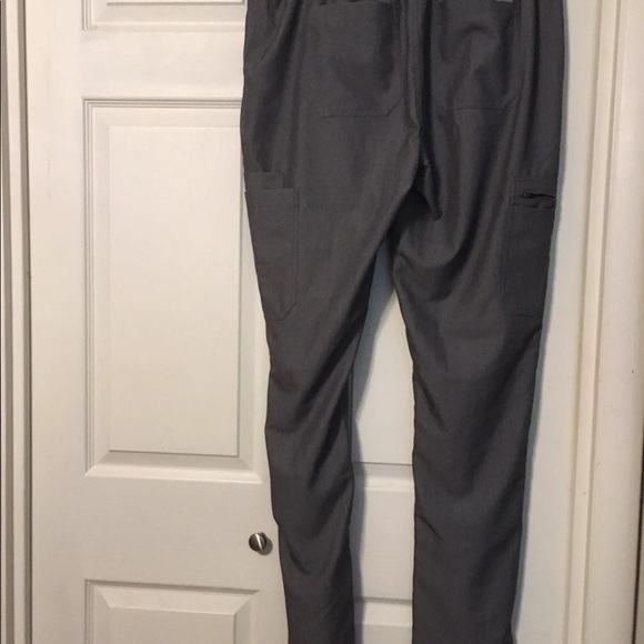 ❌❌SOLD❌❌Figs Graphite Yolas - Picture 4 of 6